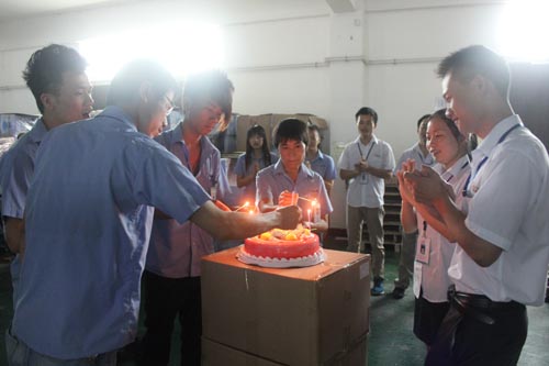 壽星們點蠟燭,大家齊唱生日快樂歌